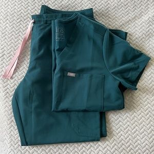 SET Figs Scrubs Top and Bottom M/L
